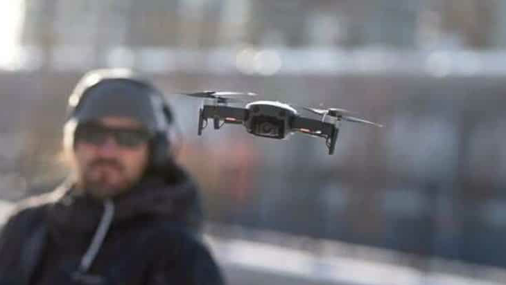 A drone operator flies his drone as Chinese drone maker DJI hosts a demonstration to display an app that tracks the registration and owner of a drone in Montreal, Canada, November 13, 2019. REUTERS / Christinne Muschi ( REUTERS)