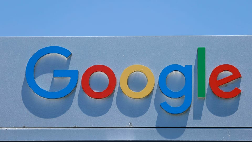 FILE PHOTO: After the company announced that it would extend its work-from-home coronavirus order until summer 2021, a Google sign is displayed at one of the company's office complexes in Irvine, California, USA, July 27, 2020. REUTERS / Mike Blake / File Photo (REUTERS)