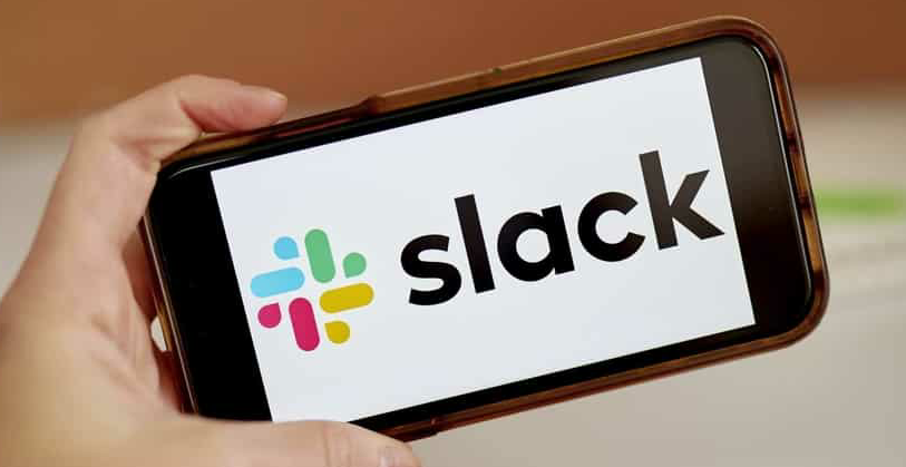 Slack signage on a smartphone in the Brooklyn neighborhood of New York, United States on Tuesday, December 1, 2020. Salesforce.com's expected purchase of Slack Technologies Inc. will likely be valued at $ 20 billion, according to the WSJ . Photographer: Gabby Jones / Bloomberg (Bloomberg)