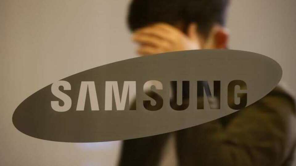 A man walks past the Samsung logo at his office building in Seoul, South Korea, October 25, 2020. REUTERS / Kim Hong-Ji (REUTERS)