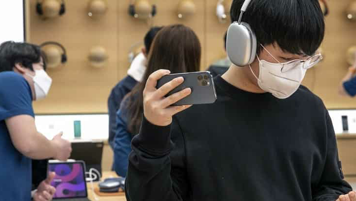 A customer tries a pair of Apple Inc. AirPods Max headphones at the company's Yeouido store when it opens in Seoul, South Korea on Friday, February 26, 2021 (Bloomberg)