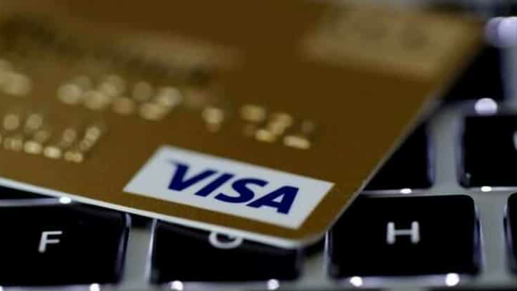 FILE PHOTO: A Visa credit card can be seen on a computer keyboard in this photo taken September 6, 2017. REUTERS / Philippe Wojazer / Illustration / File Photo / File Photo (REUTERS)